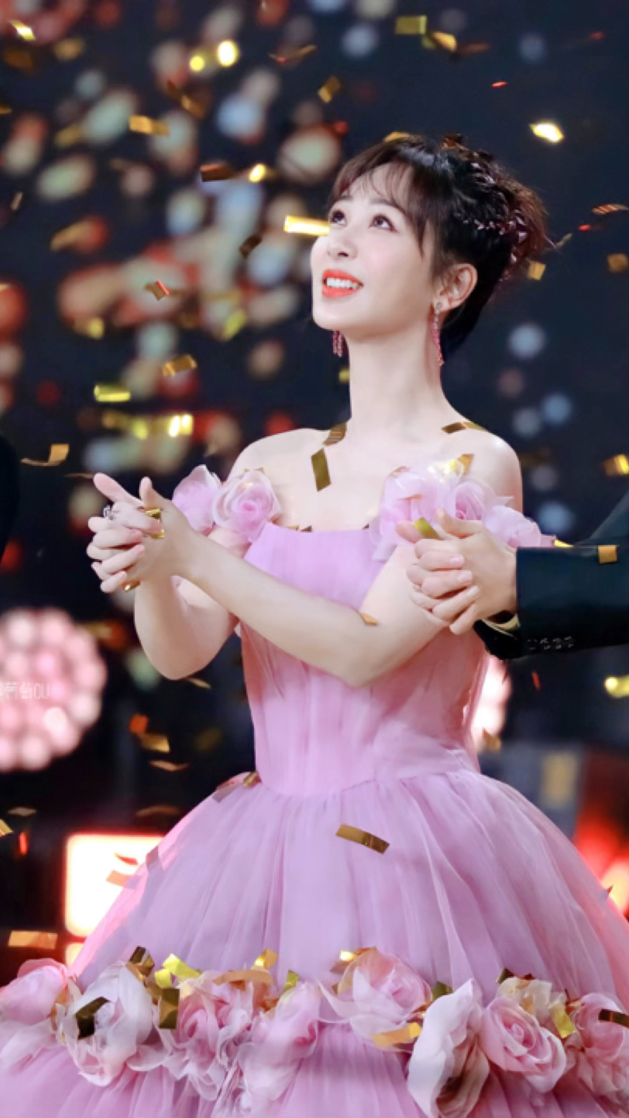 杨紫笑起来真好看,才发觉杨紫不但可爱更漂亮