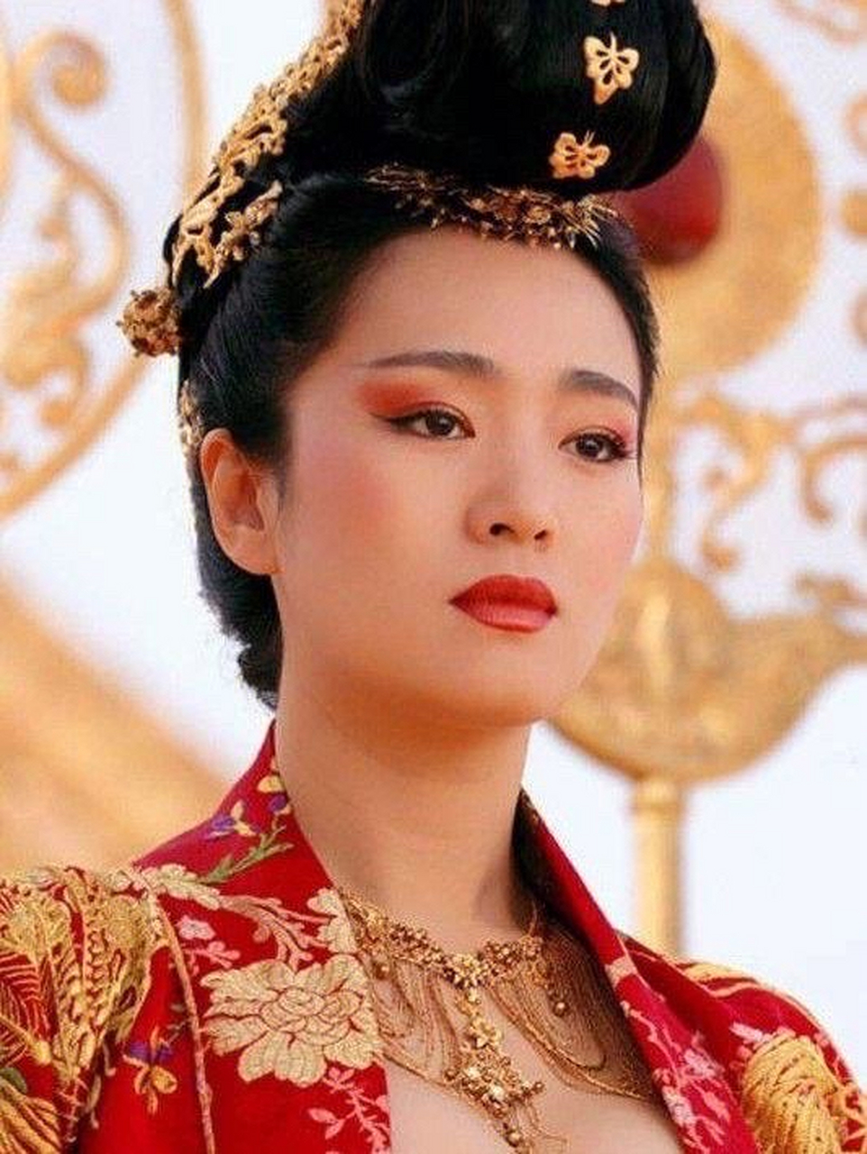 巩俐第19次戛纳行,巩皇风范再现,与丈夫甜蜜牵手  作为中国影坛在戛纳