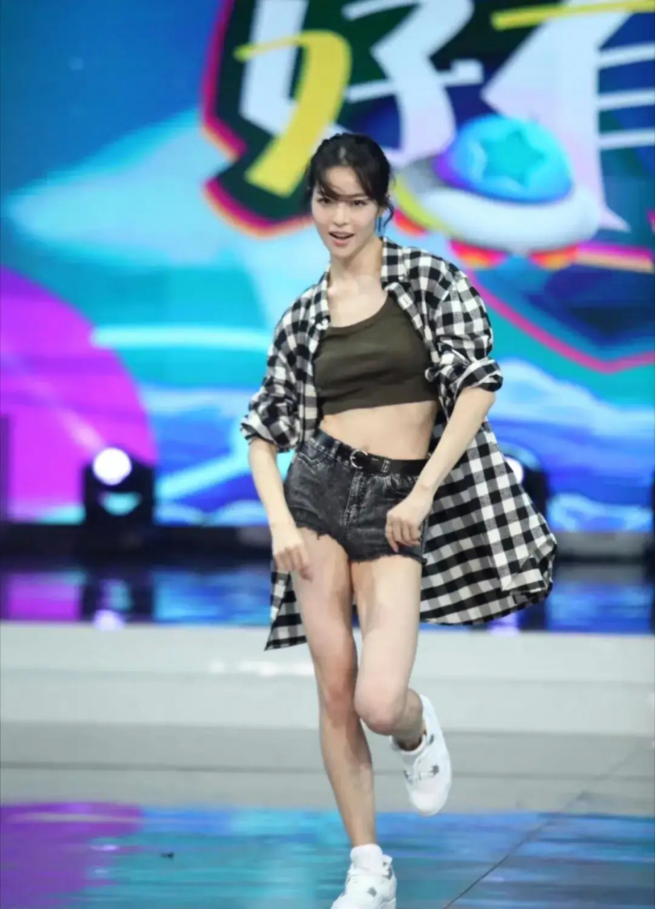 钟楚曦的这一字朝天马实在太标准了,她在舞蹈方面的才华毋庸置疑,她