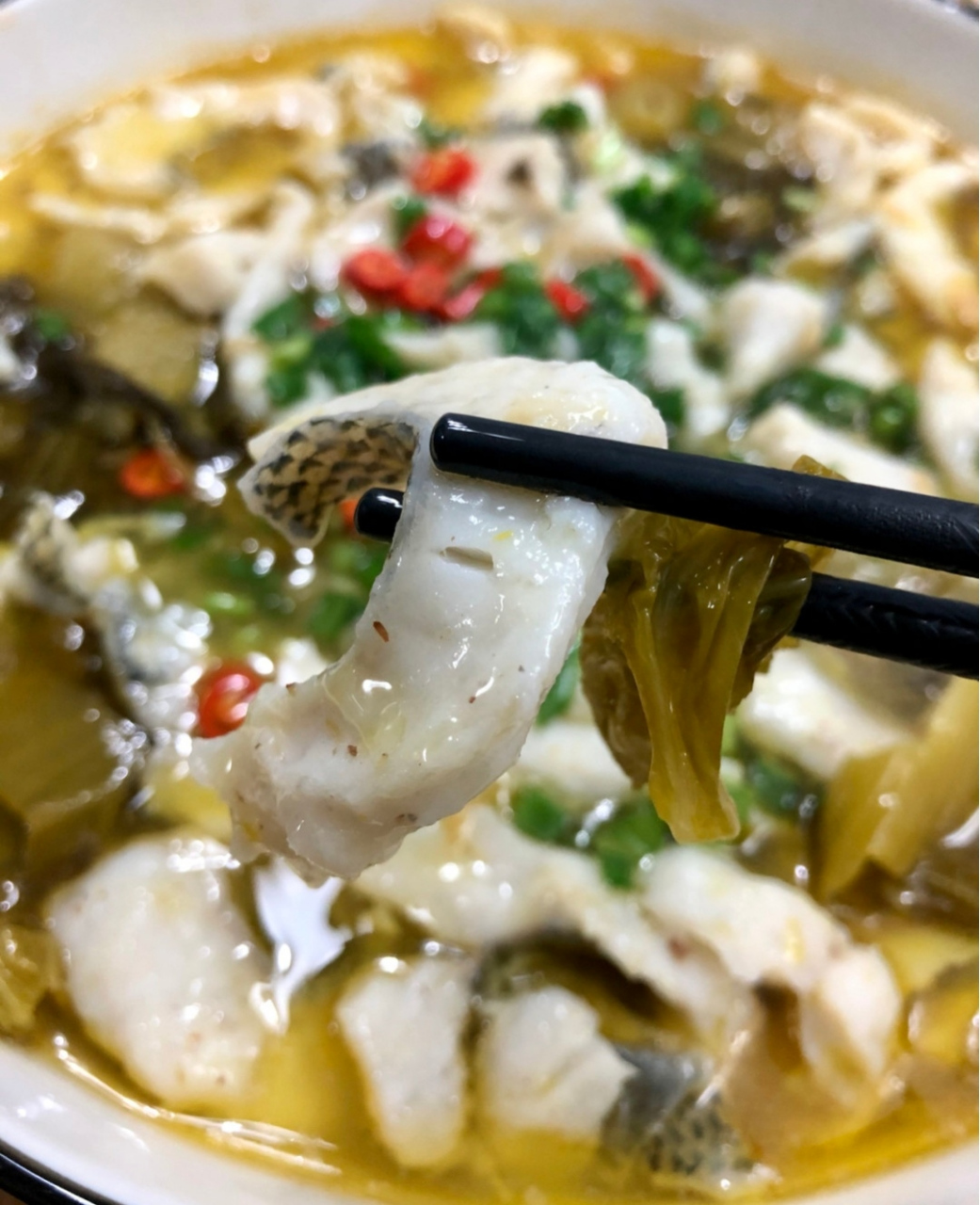 酸菜鱼的做法:  材料: - 鱼片(鲫鱼或草鱼)500克 - 酸菜200克 - 姜片5
