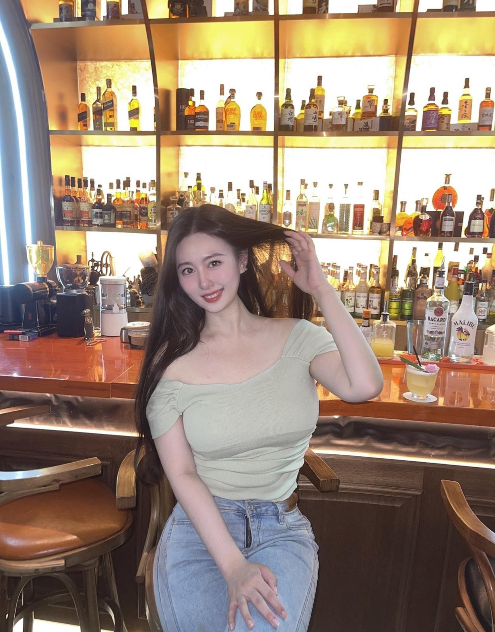 养眼美女# #性感好身材# 有这么敬业的服务员,这家酒店一定生意火 