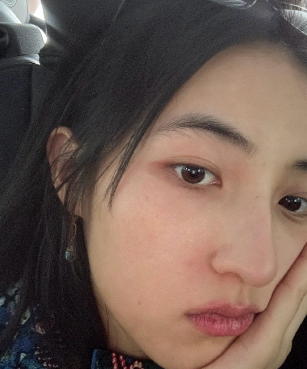 张子枫晒自拍直接怼脸,皮肤小瑕疵都能看到,眼睛下面也会暗沉,状态