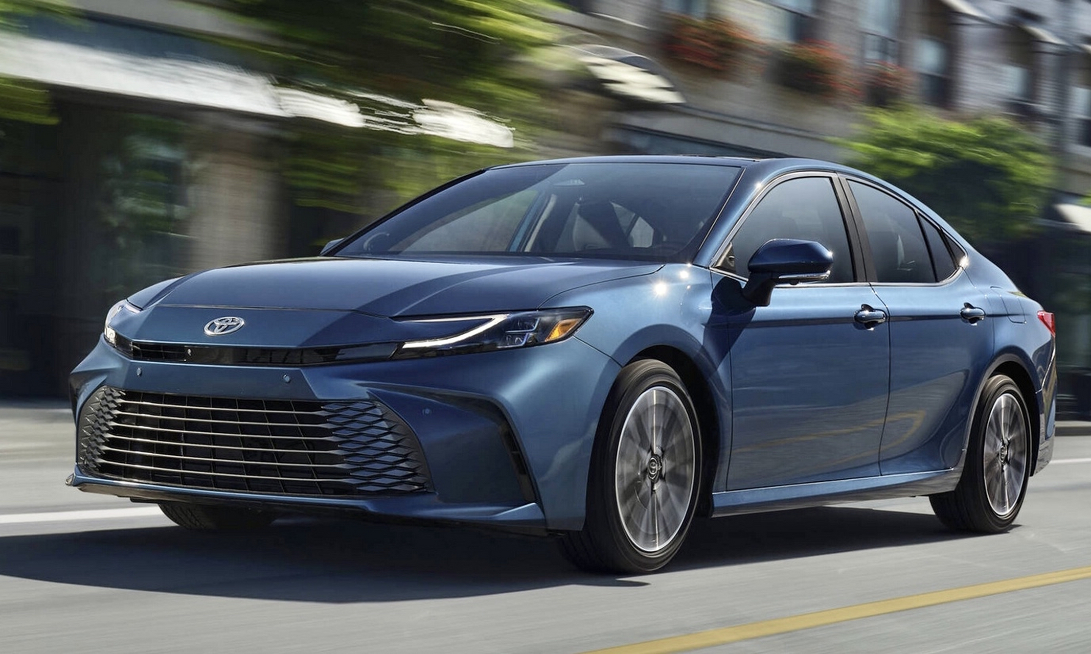 丰田凯美瑞2024中期小改款,颜值确实提升了一个档次,看着更加年轻时尚