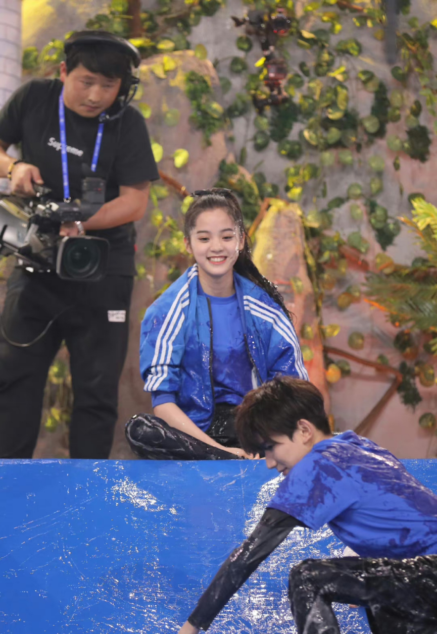 欧阳娜娜# 脚绑绷带玩滑梯