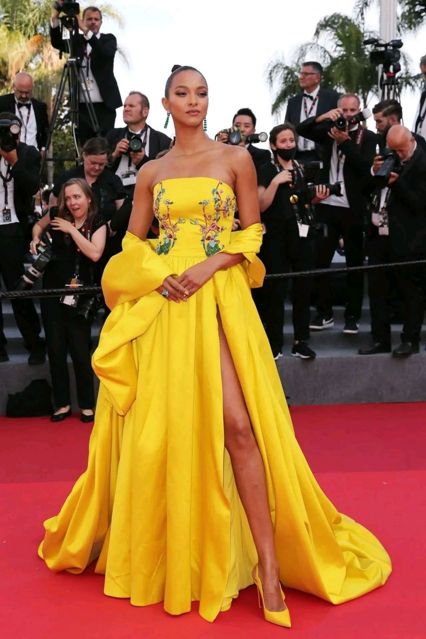 巴西超模莱斯·里贝罗(lais ribeiro),亮相戛纳电影节,身穿艳丽的黄色
