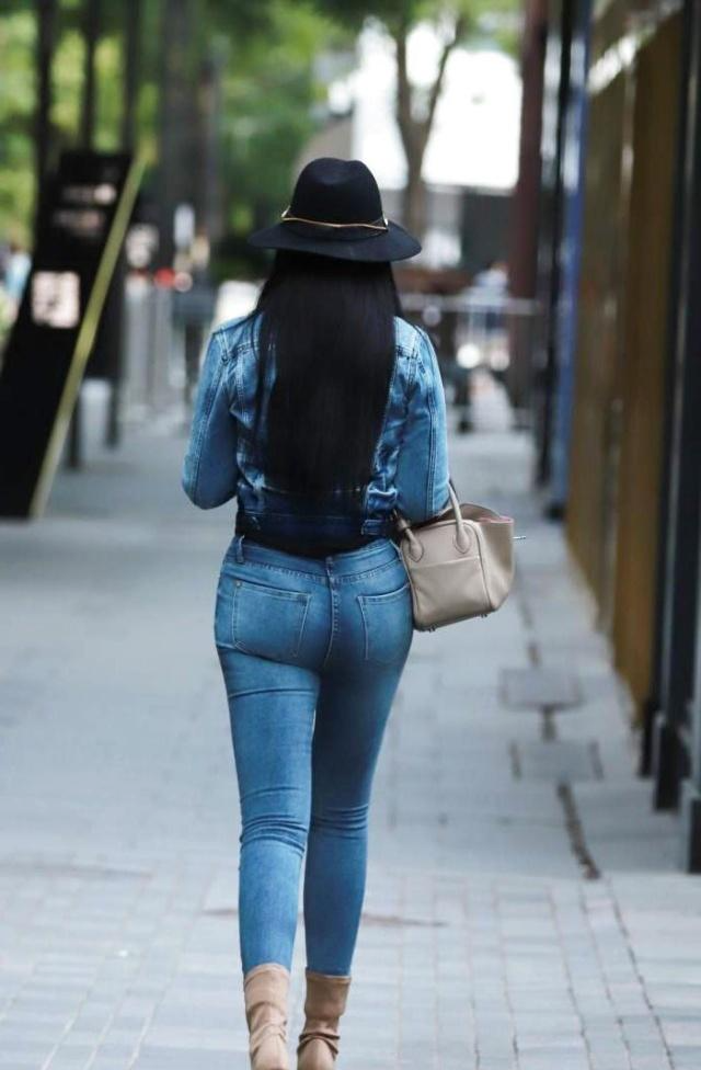 穿着牛仔上衣搭配牛仔裤的女神,及腰长发似女神,背影美成一幅画