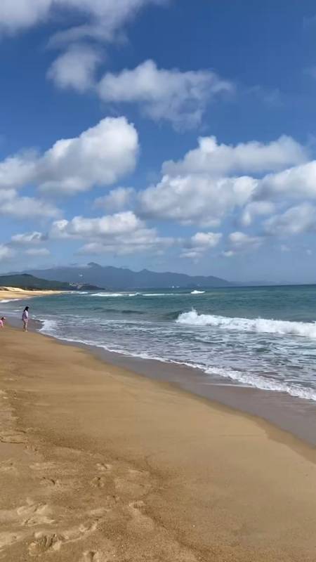 今日份的海南陵水,天气晴好,海浪涛涛,冲浪吧,少年!