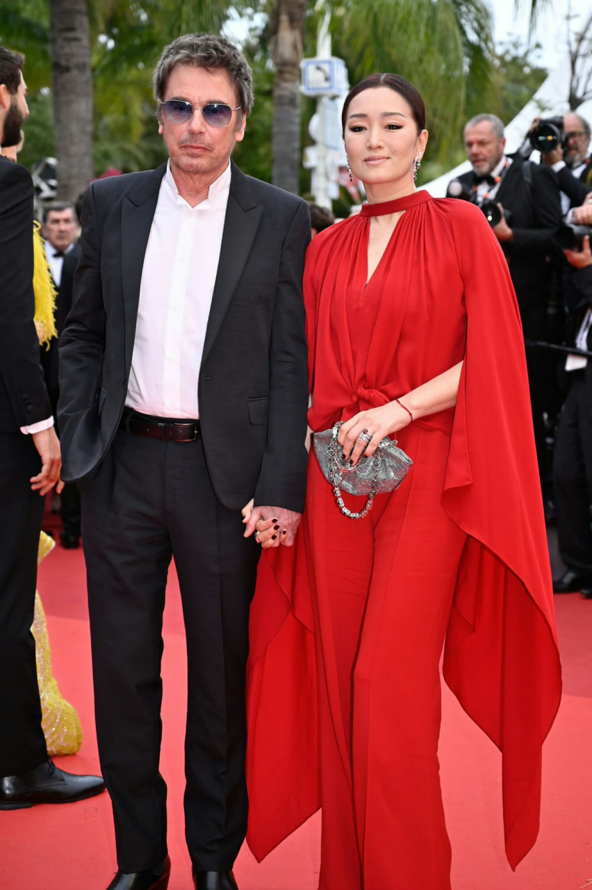 巩俐和丈夫让-米歇尔·雅尔亮相第76届戛纳电影节红毯造型