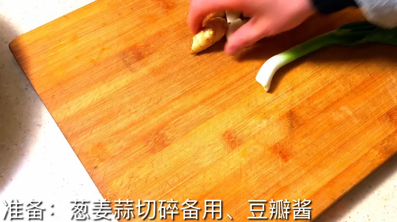 最好吃的红烧鲈鱼做法,大厨手把手教会你,肉质细嫩,燃爆你味蕾