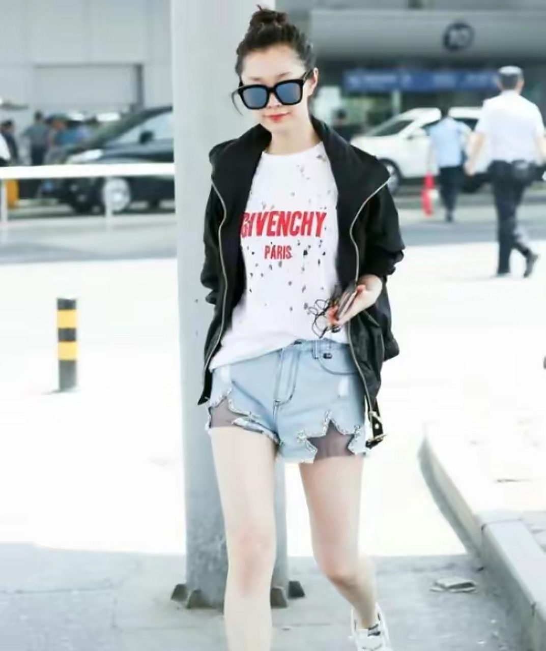 网友:宋轶穿残缺不全的牛仔短裤,白嫩而又迷人的美腿,让人刮目相看