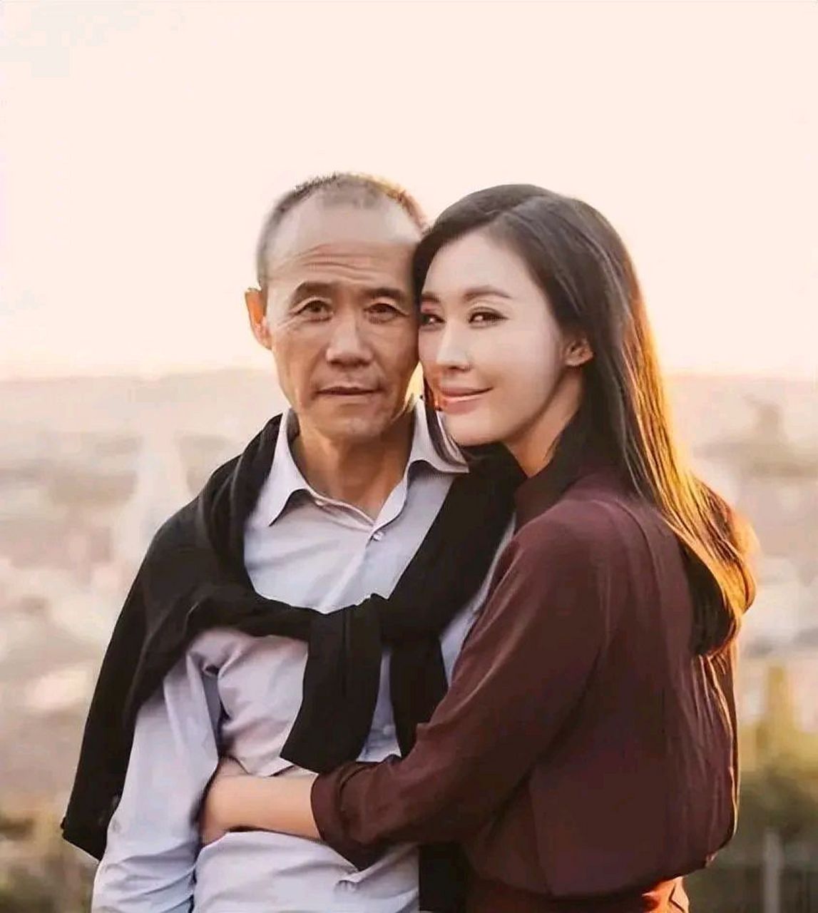 18岁的陈婷嫁给了49岁的张艺谋,为了爱情; 28岁的翁帆嫁给了82岁的