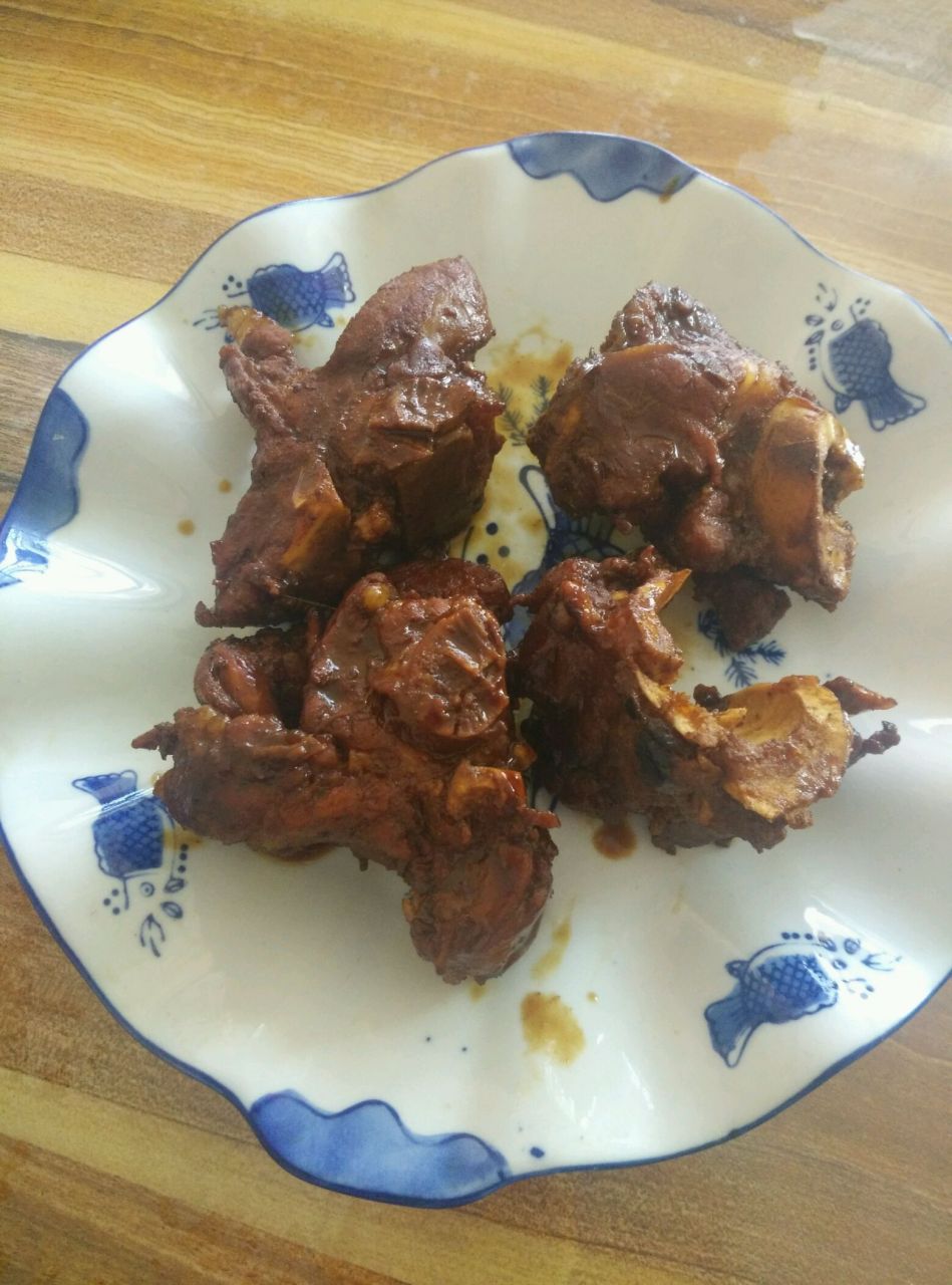 酱大棒骨是东北地区的传统名菜之一,主要以肉香浓郁为特色.