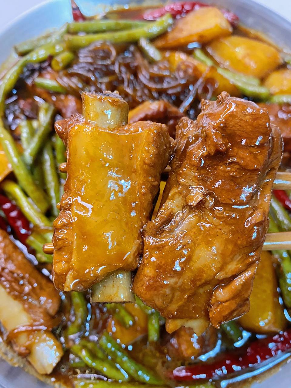 排骨土豆炖粉条 软烂入味 特别好吃|||95食材: 排骨,豆角,土豆,粉条