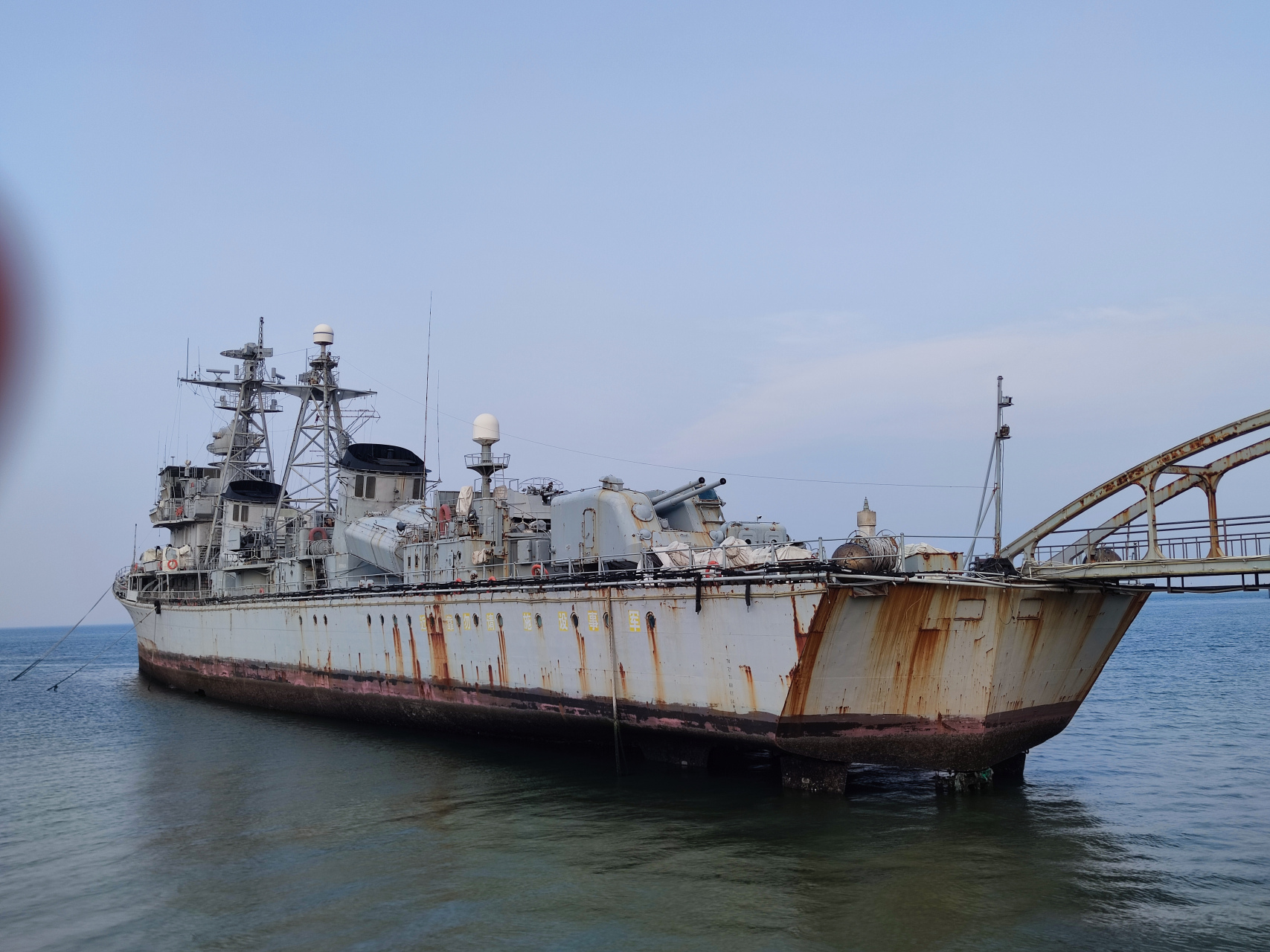 看到一只大军舰,051级132号"合肥"舰,可惜不能上去,但是这样看看也不