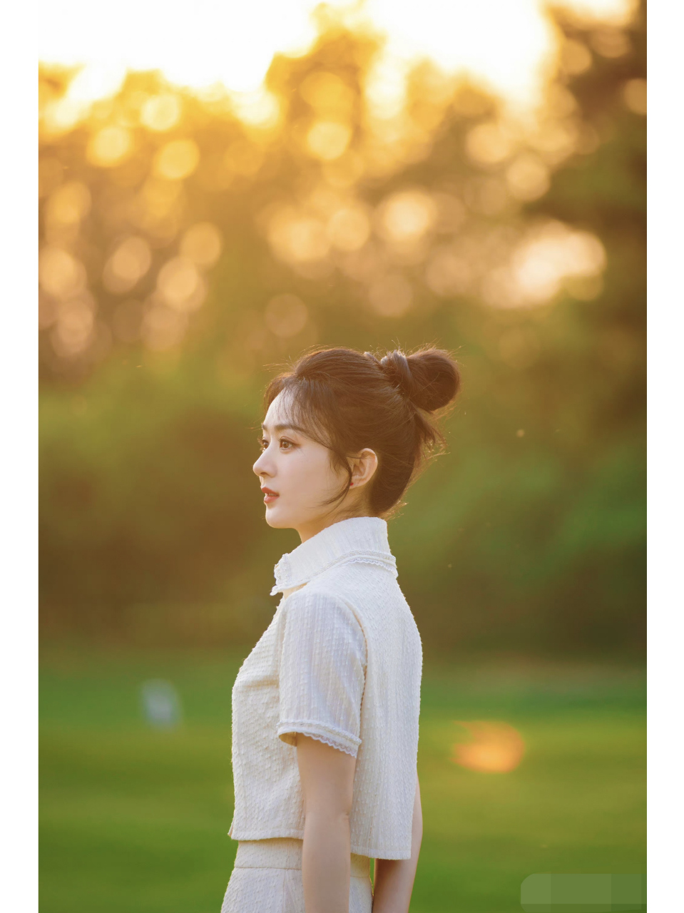 赵丽颖[心]丸子头搭白色小香风短袖上衣半身裙两件套装裙子,减龄又