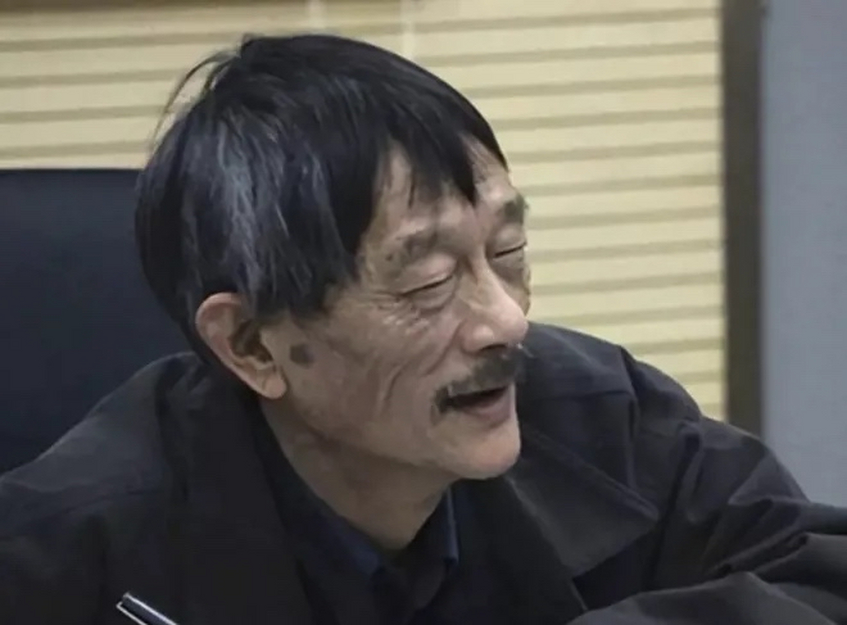 2014年,任正非无意间看到一张图片上,一位衣着朴素的老人在上课,激动