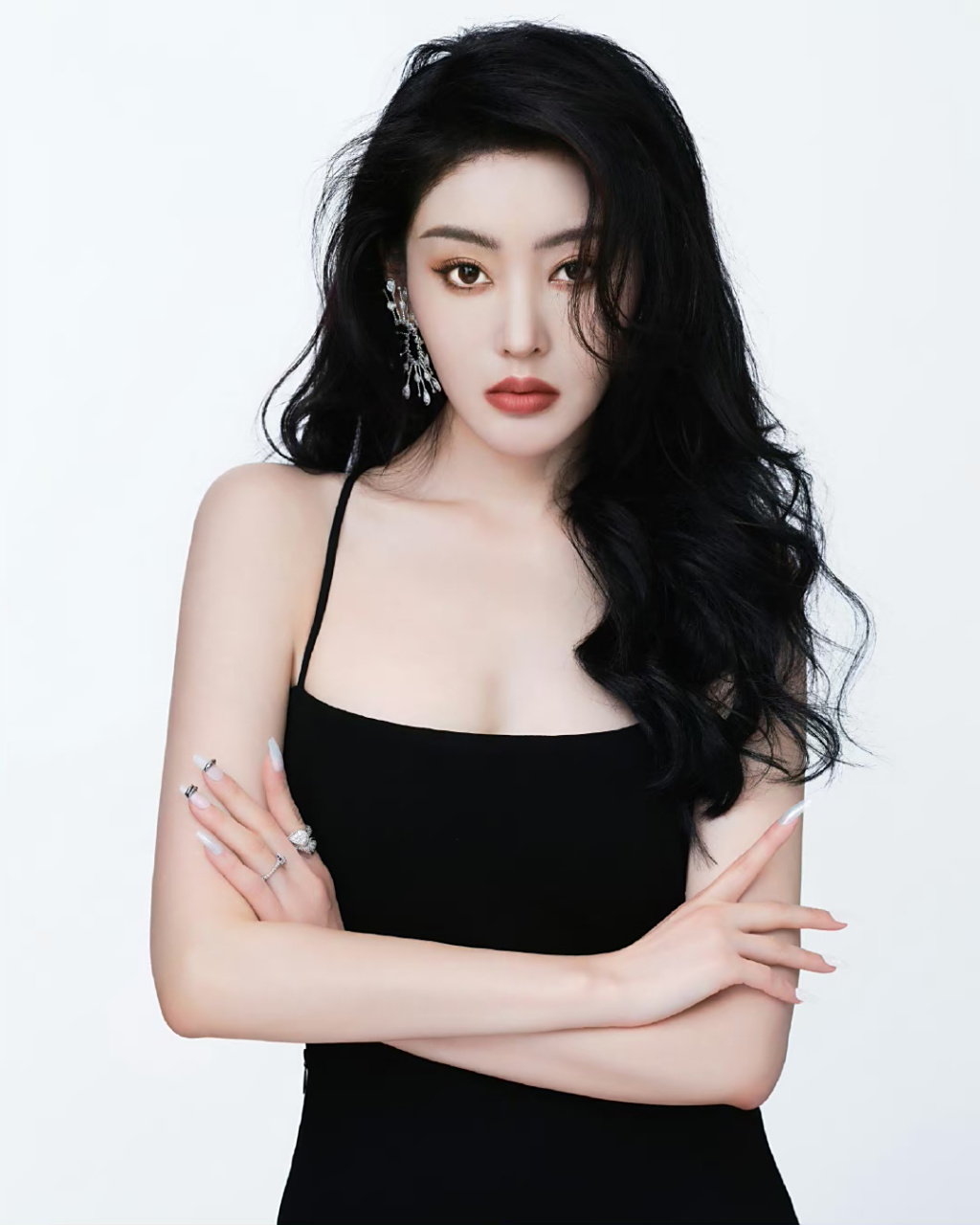 张天爱# 身穿黑色吊带裙,秀丽卷发披肩,明眸皓齿,烈焰红唇,香肩玉背