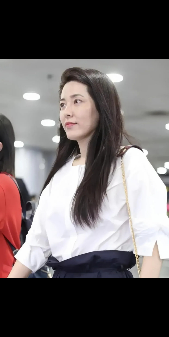 曾黎的容颜似乎已经有了明显的岁月痕迹,她的素颜照片展现出了她脸部