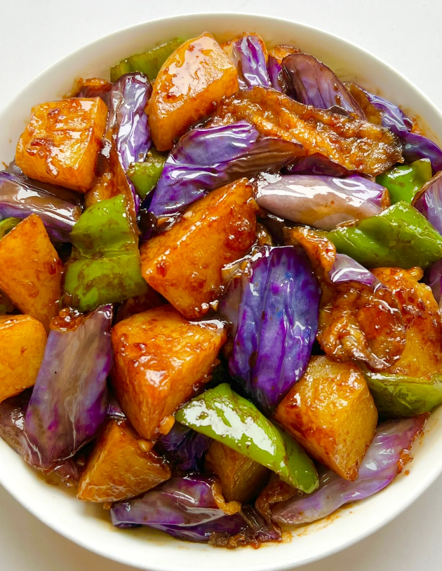 土豆烧茄子这样做,酱香浓郁,酸甜开胃,土豆软糯又入味,超好吃