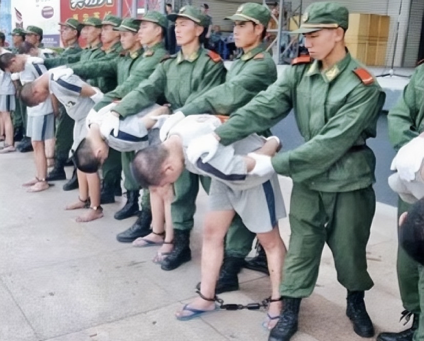 召开公开处理大会,5个特大"两抢一盗"犯罪团伙的22名罪犯被押送至此