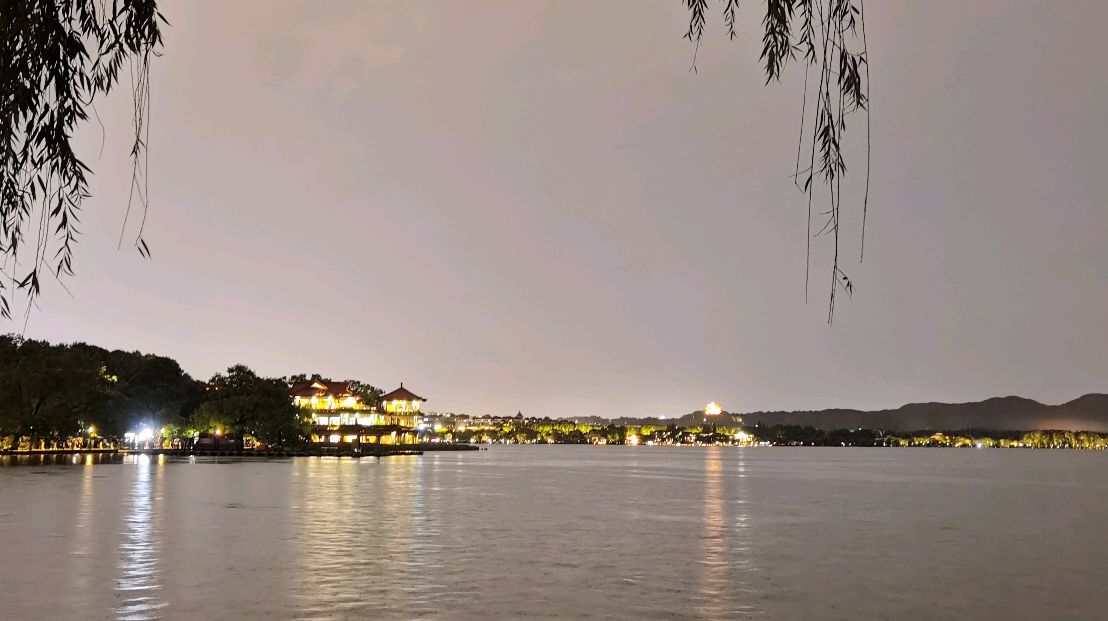 夜晚下着小雨游玩杭州西湖美景
