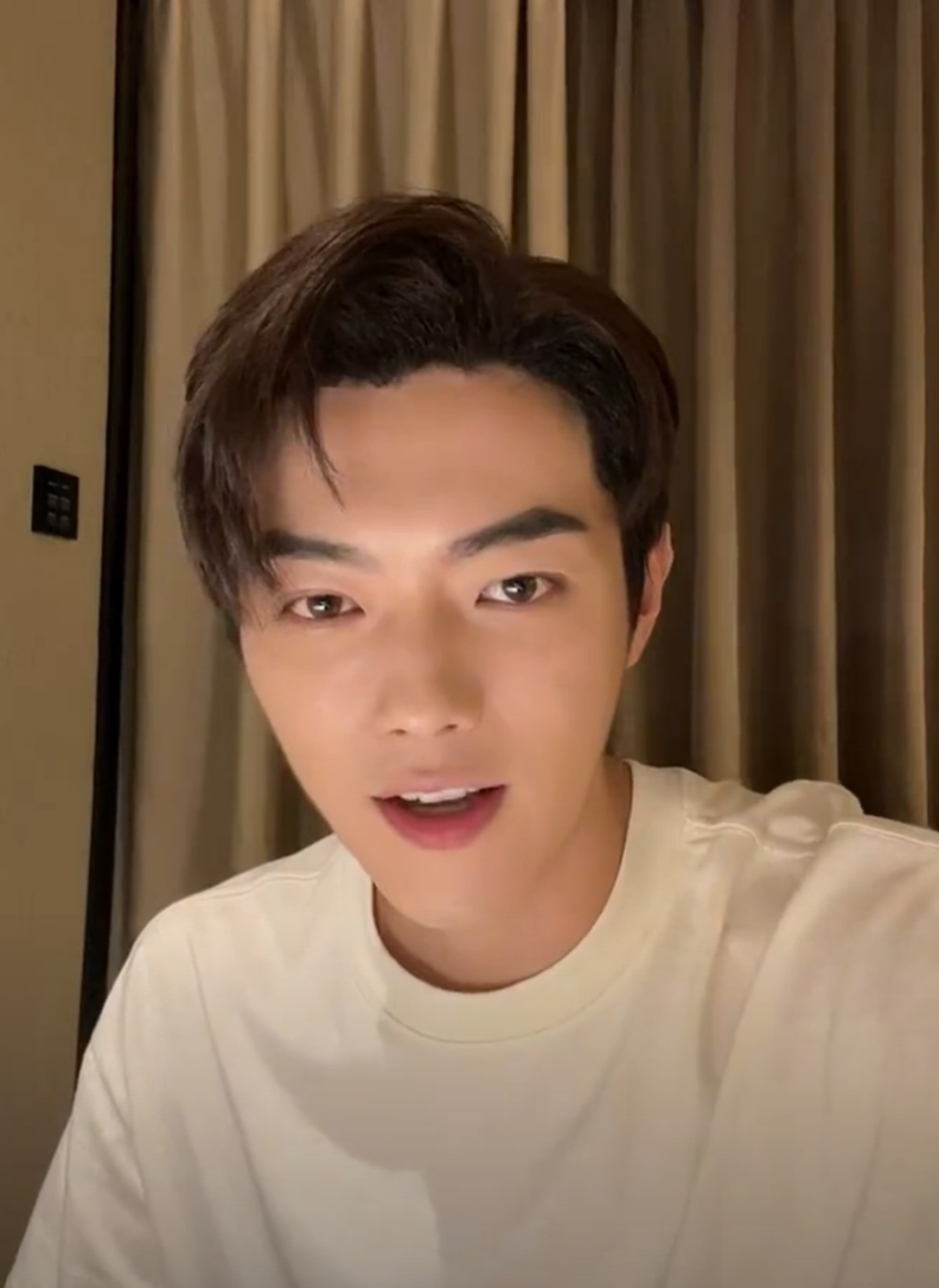 许凯关了美颜直播,笑起来眼尾也有褶子,还挺真实的.