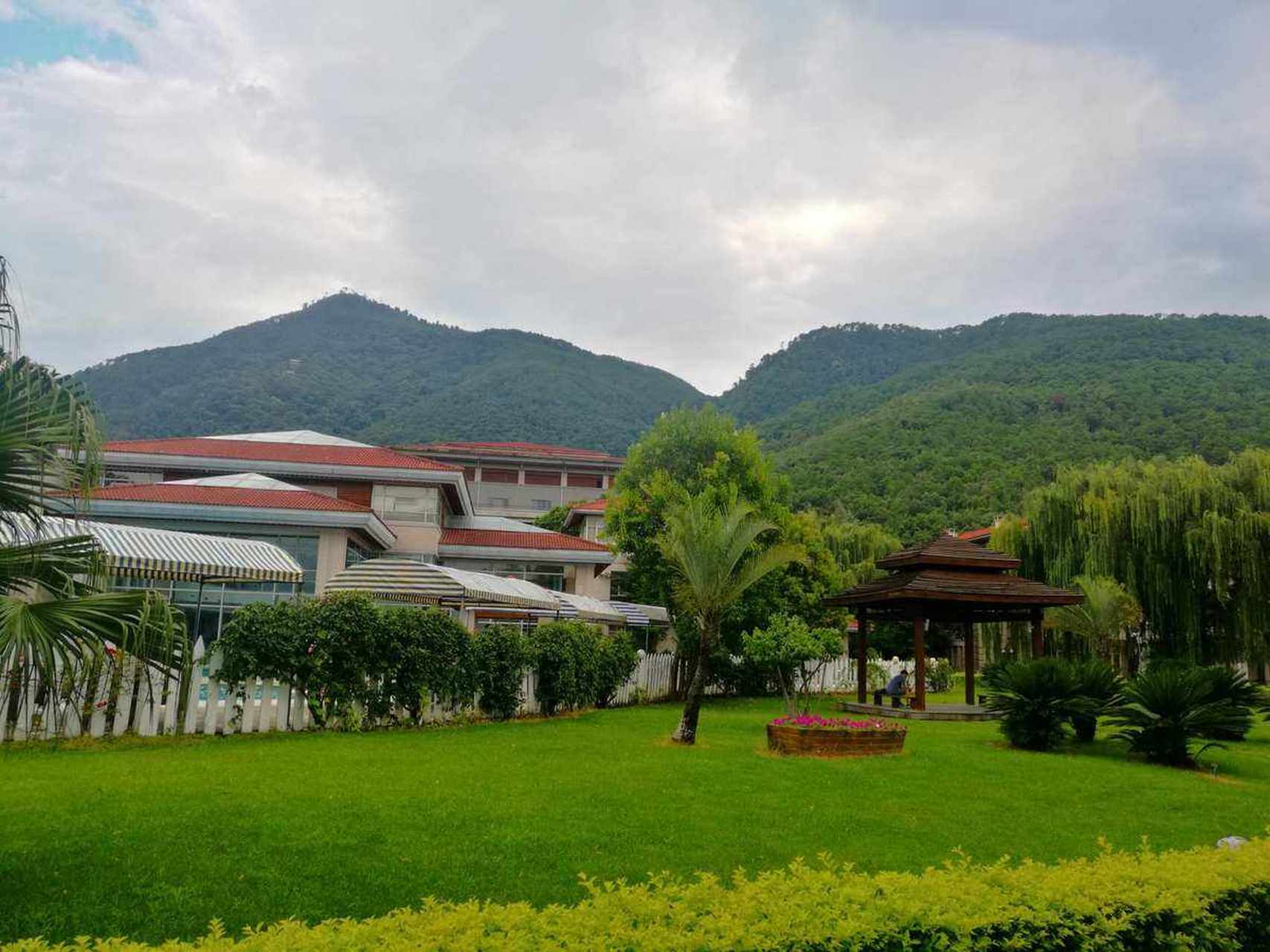 西昌邛海宾馆是四川省的一家宾馆,为准5星级,拥有客房245间.