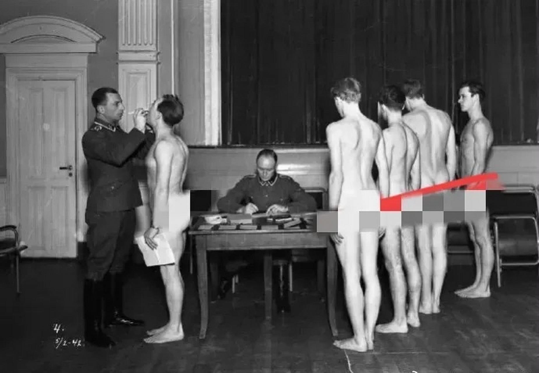 1942年,几名准备参军的德国青年正在接受种族检查,为的就是德军由完整