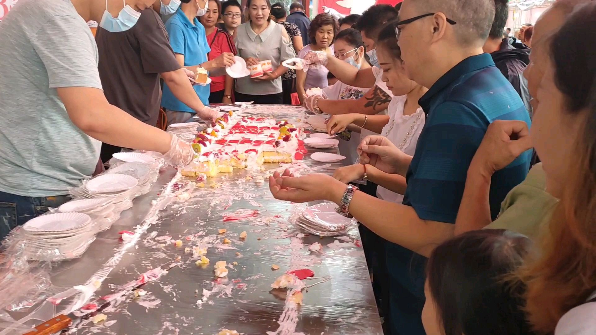 几百人排队分5米大蛋糕,这场面真热闹,商家靠这招吸引人流真有效