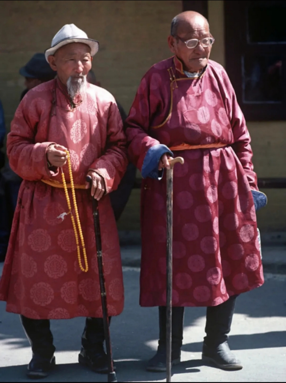 1982年,蒙古国,穿着传统蒙古族服饰的两位老人,一人拿着拐杖,一人拿着