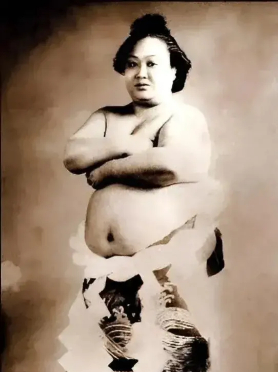 这是30年代,一名日本"女相扑手"罕见的留影,从照片中我们可以看到,她