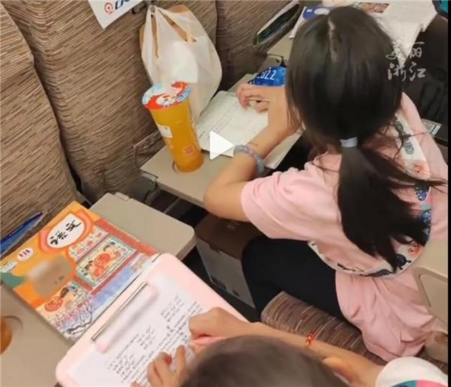 近日,一组在外地返杭的列车上孩子们在赶作业的照片在网上引起了广泛