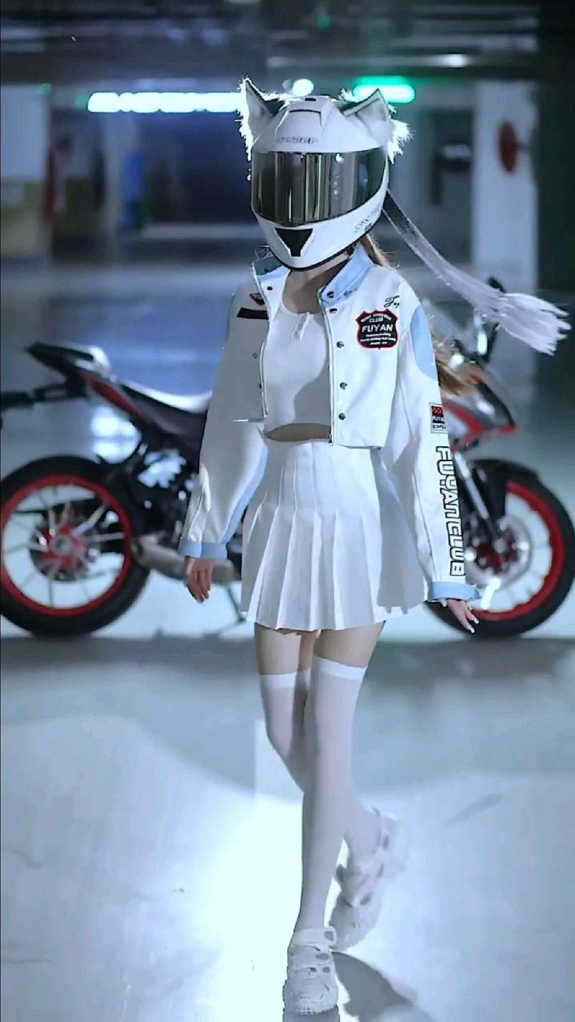 黑白丝jk小短裙机车女孩