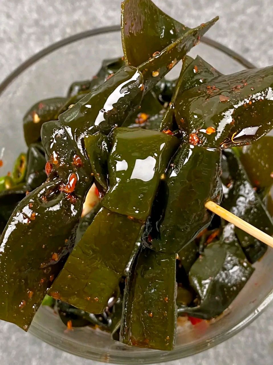 周末在家,我尝试了一道清爽可口的凉拌海带结.