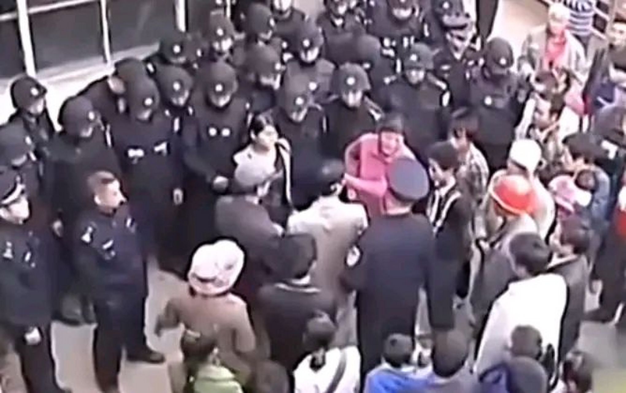 35名"城管"手持棍棒将17岁少年当街殴打致死,等父亲赶到时,少年躺在
