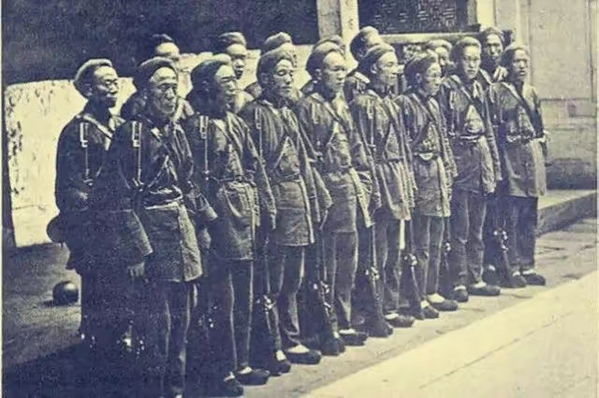 黑旗军在前期主要军事行动为抗击清朝统治.