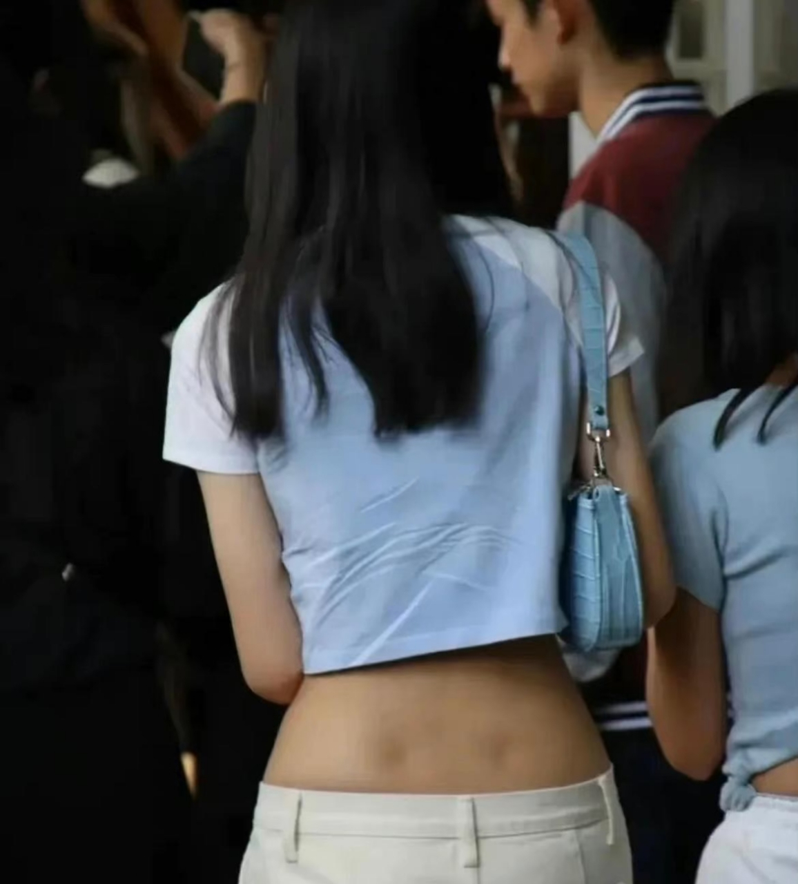 这裤子腰也太低了[滑稽]