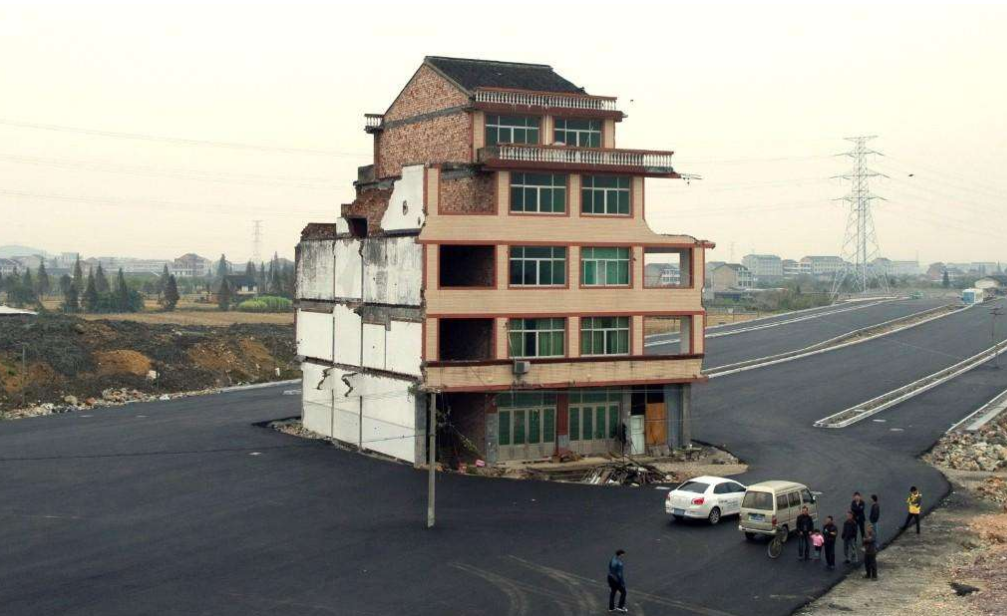 重庆最"牛"钉子户,房子被挖空成孤岛,最终同意搬迁赔偿成谜团