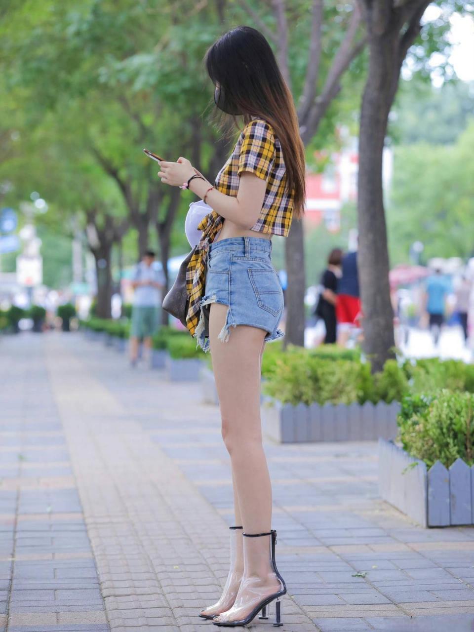 街拍背影杀,牛仔短裤小姐姐!