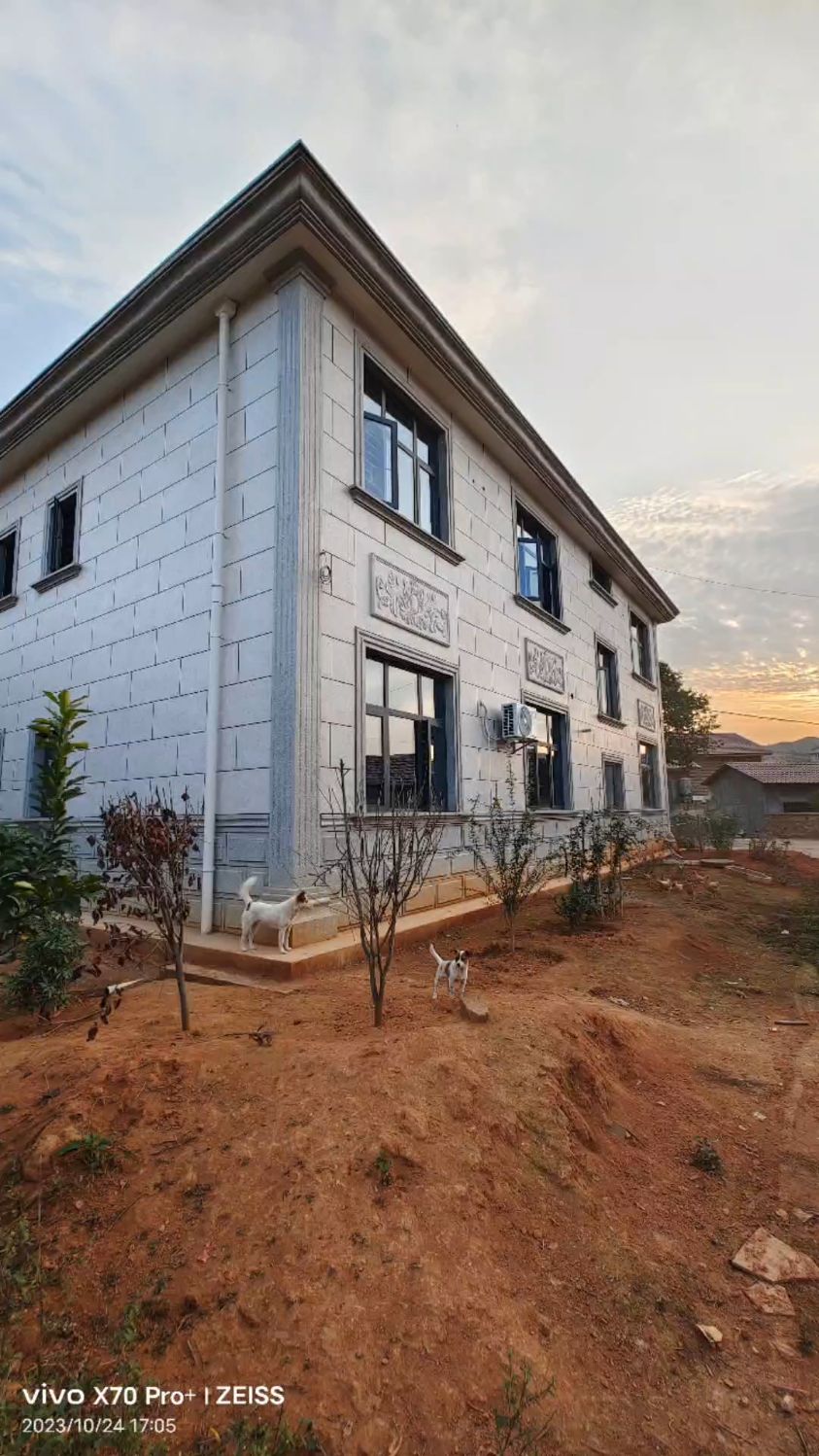 水磨石外墙主打结实耐用 使用的小石头全部是大理石的碎片 就是水磨石