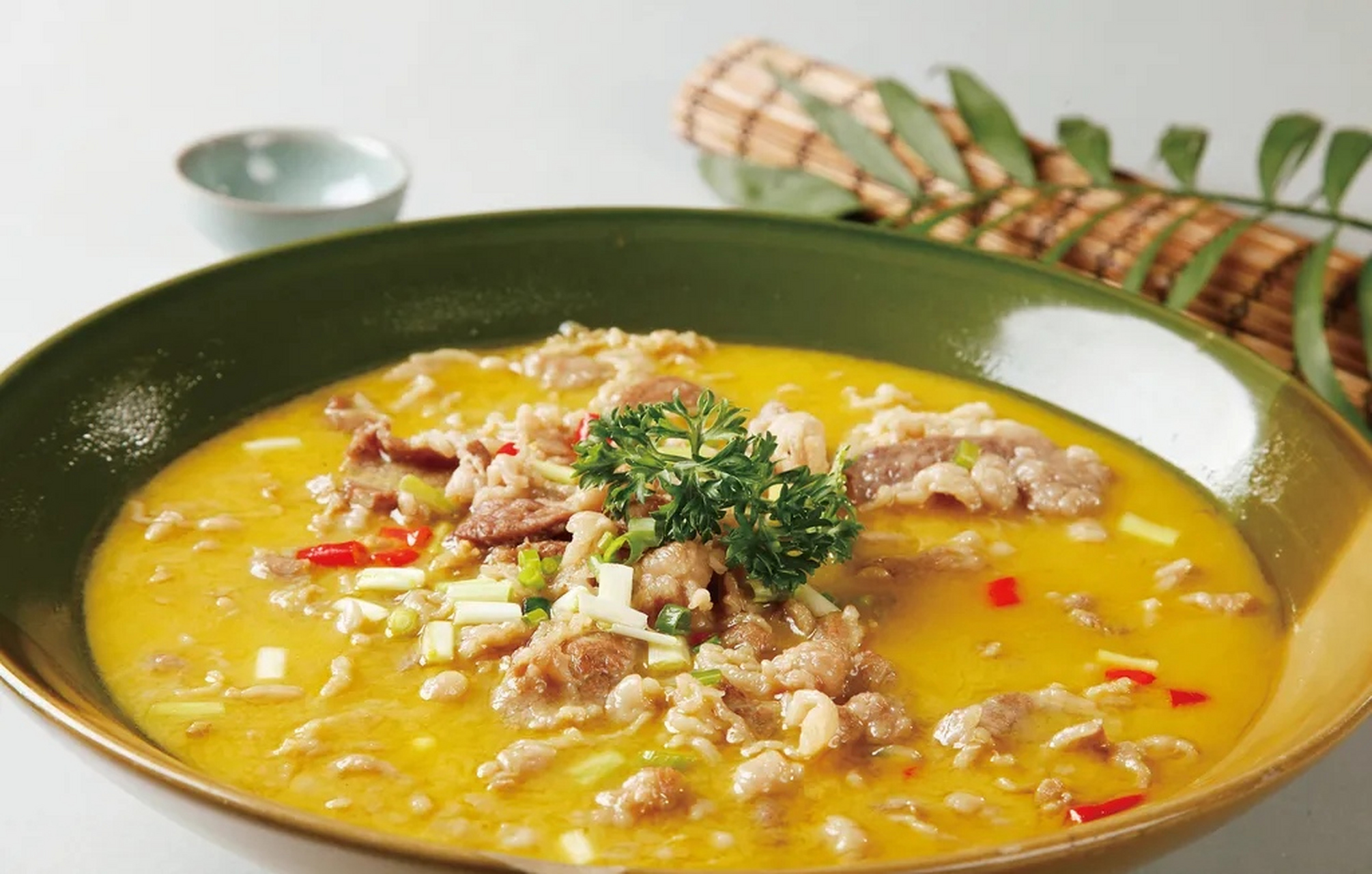 酸汤肥牛:一道诱人的火锅美食  酸汤肥牛作为火锅界中的经典菜品,以其