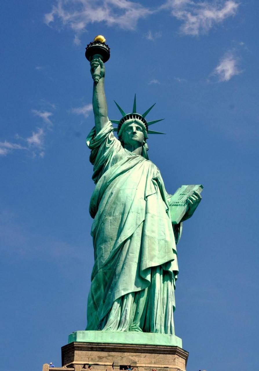 自由女神像,全名为"自由女神铜像国家纪念碑",正式名称是"自由照耀