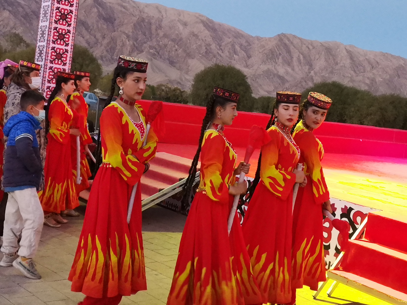 有机会来塔什库尔干县,中国的最西边认识塔吉克族美女#在边境小城贩卖