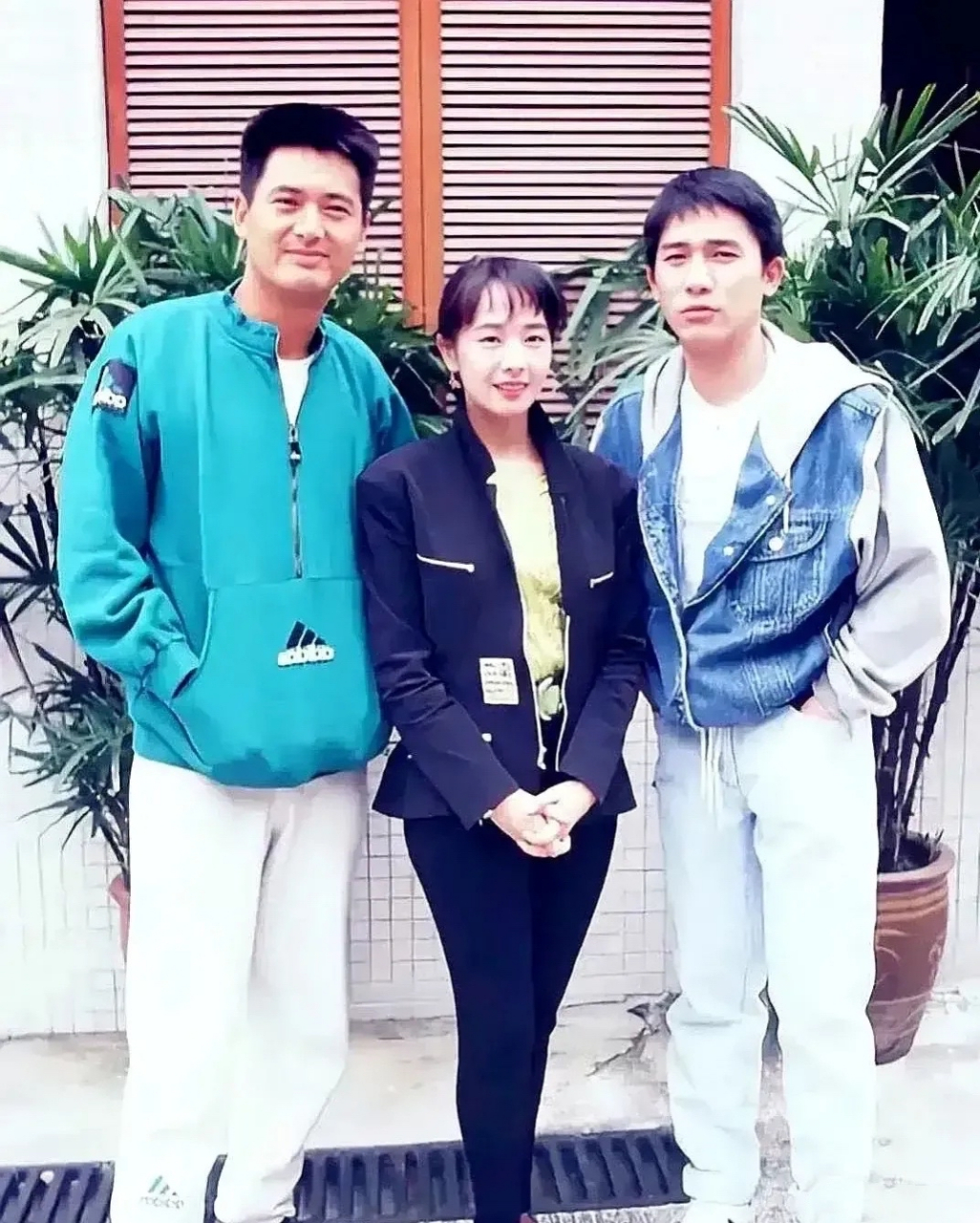 青年时期的 周润发和梁朝伟真的很像村里的街溜子