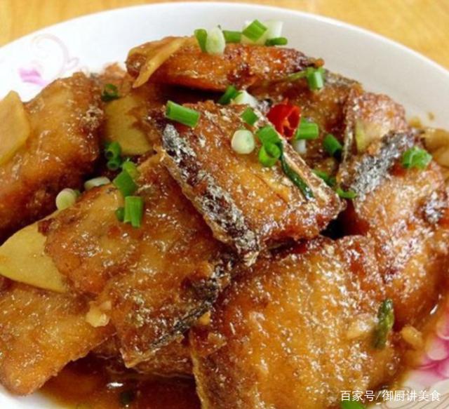 红烧带鱼怎么做味道最正宗?30年大厨教你一招,带鱼好吃还不腥