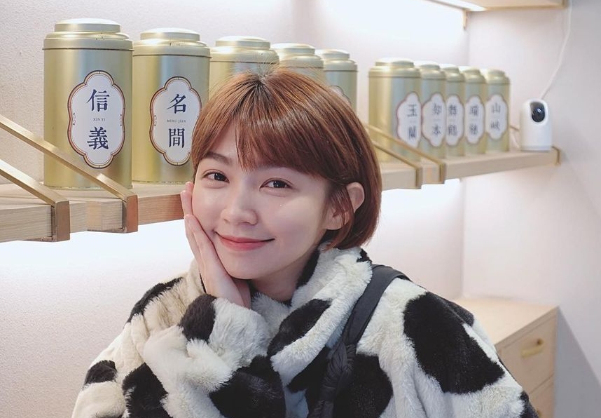 又见曾智希晒泡汤照,去年露背今年朦胧美,留足想象空间