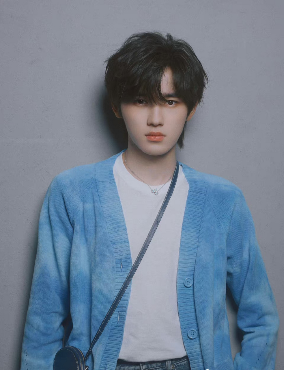 看今天我们的宋亚轩怎么愁眉苦脸的,看着好冷酷,宋亚轩你穿的兰色外套