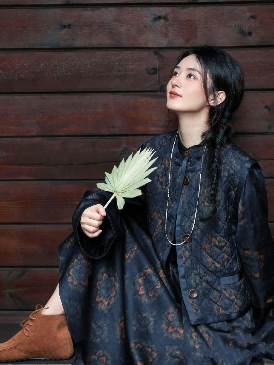 新中式最近这几年越来越流行,既保留了传统中式服装面料考究的风格又