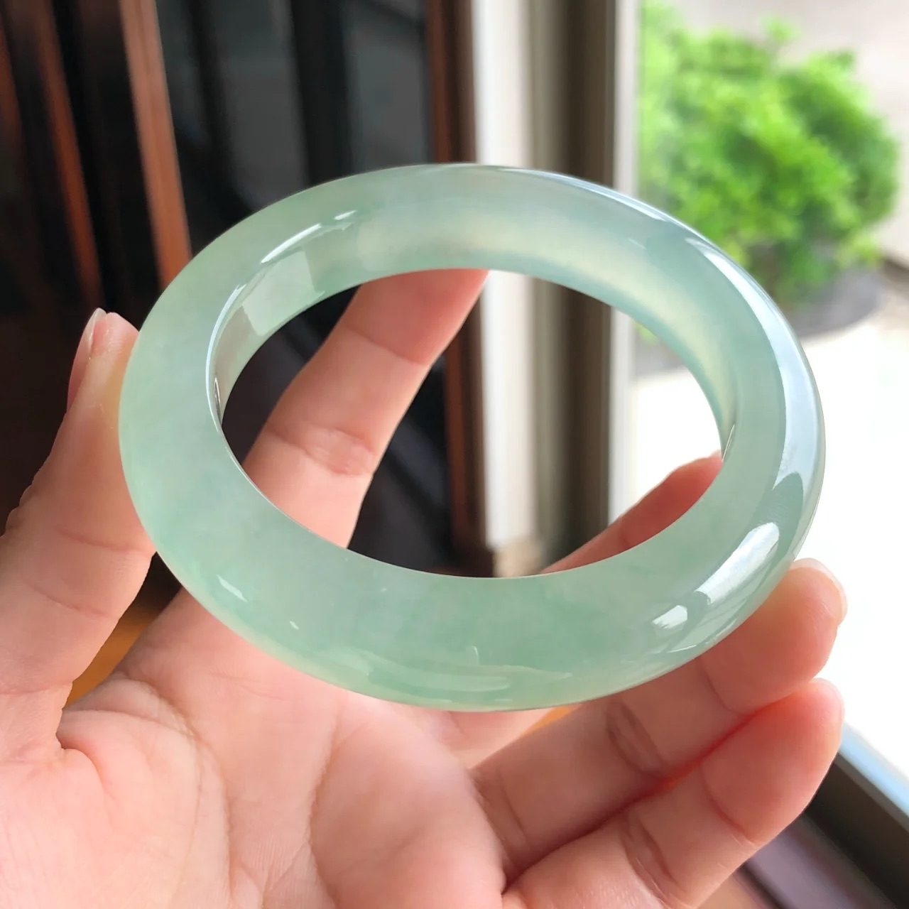 高冰晴底水足正装手镯 老坑高冰种,质地很冰润,很细腻,种水饱满,用料