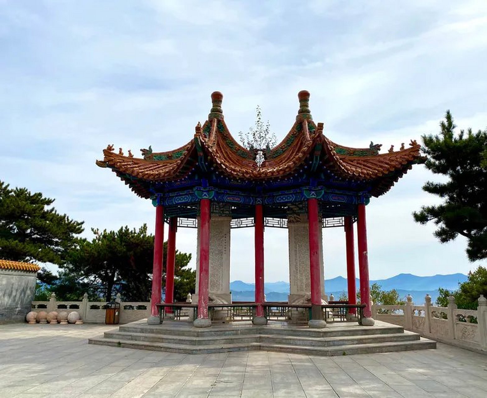 佛光寺位于和顺县城西风景秀丽的国家级森林公园一一云龙山北峰,整个